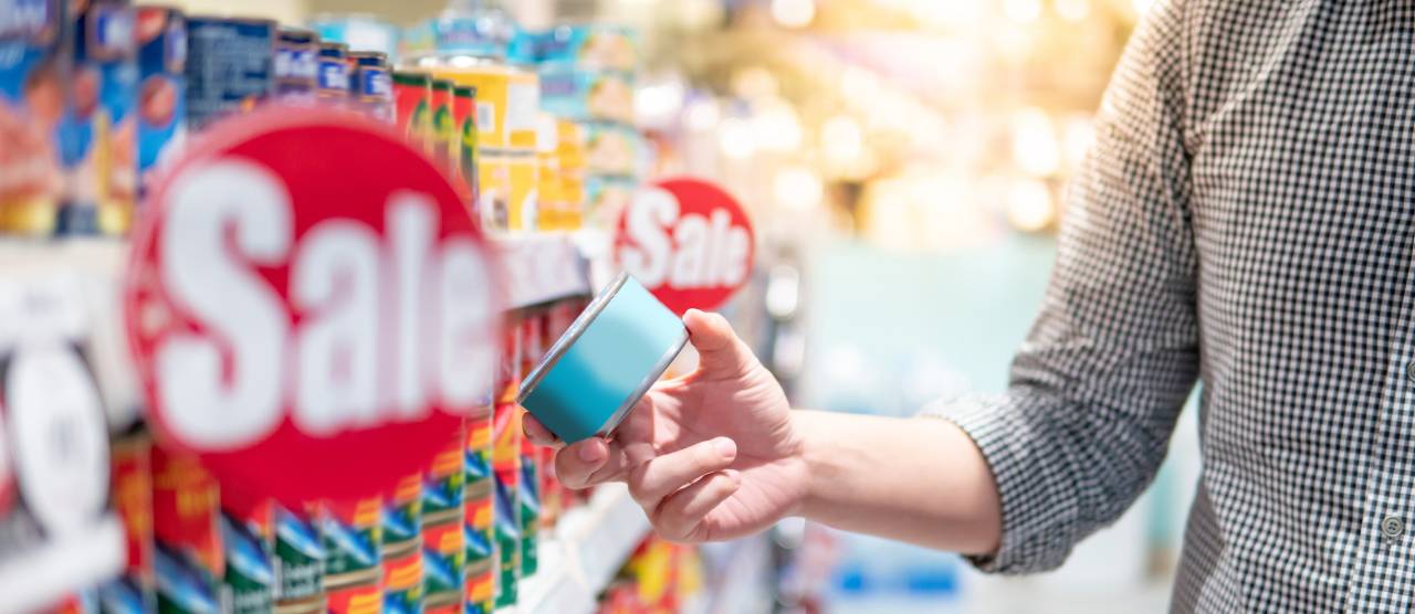 latas en el supermercado